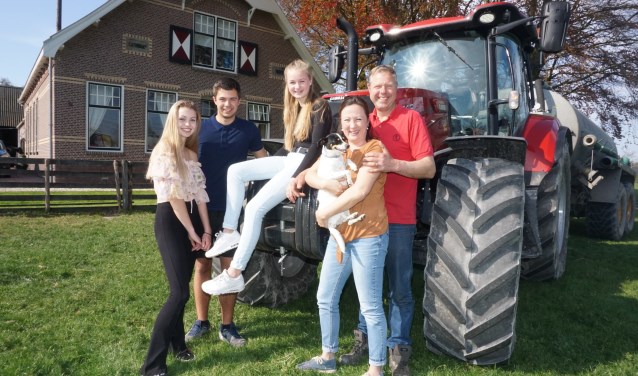 Eva, Mees, Maartje, Mascha en Piet Hein van Vliet organiseren de 9e FarmFair op zondag 2 juni. Foto: VSK