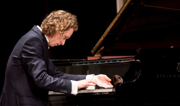 Concertpianist Tobias Borsboom treedt op in WZC Adegeest. Foto: tobiasborsboom.com