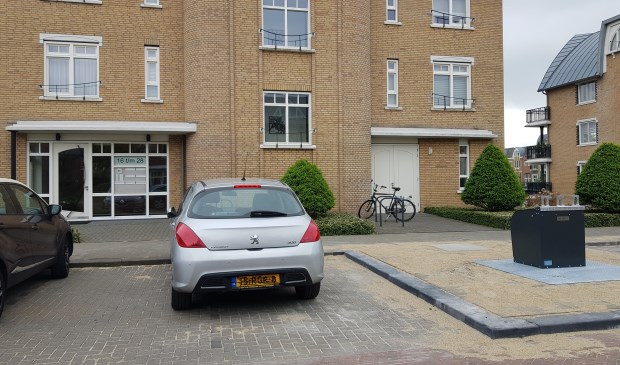 De bewuste afvalcontainer voor het appartementencomplex. Foto: gemeente Voorschoten