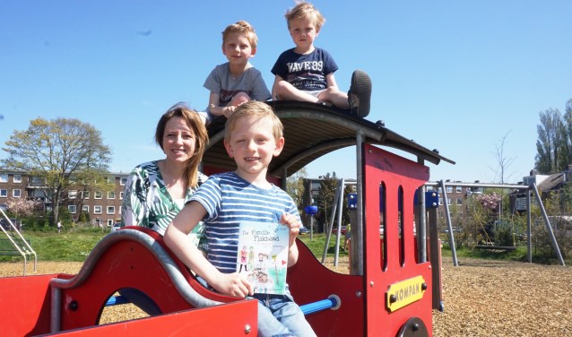 Moeder Lianne met Vigo op de voorgrond en daarachter Vins en Rijn. Samen verzonnen ze de nieuwe avonturen van de familie Plakband. Foto: VSK