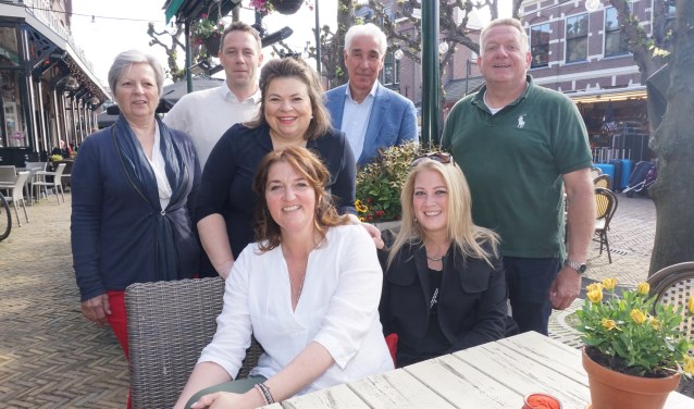Vlnr Anneke van Beveren, (cie lid) en de bestuursleden Bas te Riele, Ingrid Nieuwenburg, Hans van den Boogaardt, Paul Bruiijnzeels, Sandy Monker en Nancy Hoogendoorn. Foto: Vsk