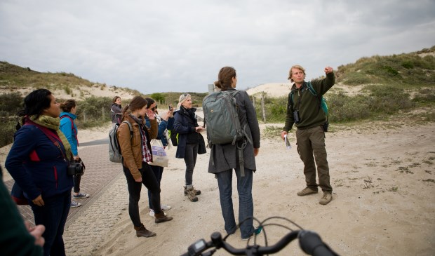 Duinwachter Joeri vertelt meer over de 6812 verschillende soorten planten en dieren die leven in Nationaal Park Hollandse Duinen, met eigen ogen te zien in onder andere de Libellenvalei. Foto: Park Hollandse Duinen