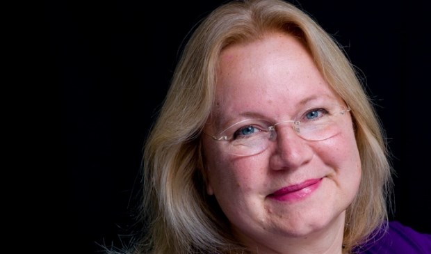 Marjoleine Kooper-Huigen geeft een lezing op Berbice. Foto: Berbice