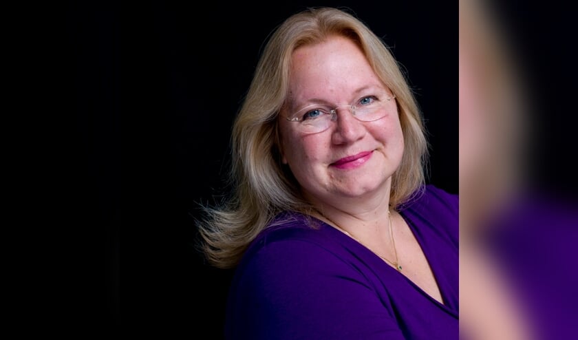 Marjoleine Kooper-Huigen geeft een lezing op Berbice. Foto: Berbice