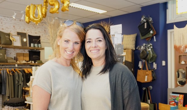 Lisette Borghart en Michelle Polak verhuizen Depot 258 deze week naar de Schoolstraat 53. Foto: VSK