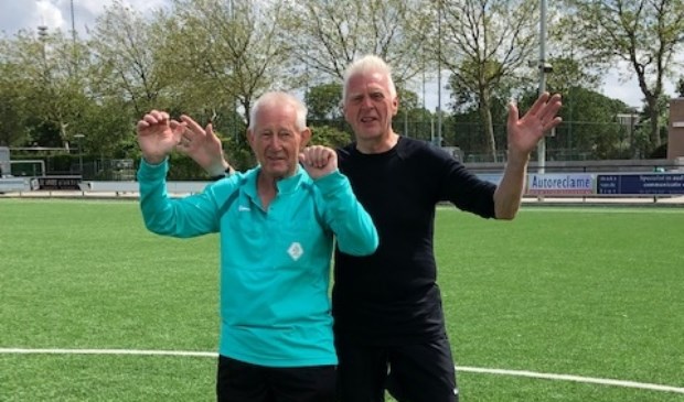 Jan Buist en Ron Helder floten afgelopen weekend hun laatste voetbalwedstrijd voor Voorschoten'97. Foto: V'97
