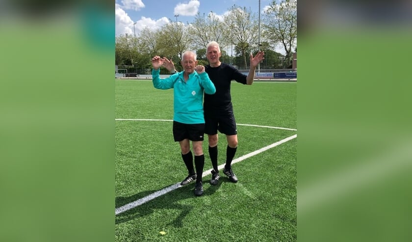 Jan Buist en Ron Helder floten afgelopen weekend hun laatste voetbalwedstrijd voor Voorschoten'97. Foto: V'97
