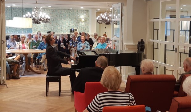 Concertpianist Tobias Borsboom trad afgelopen zondag op in Woonzorgcentrum Adegeest. Foto: De Toonzetter