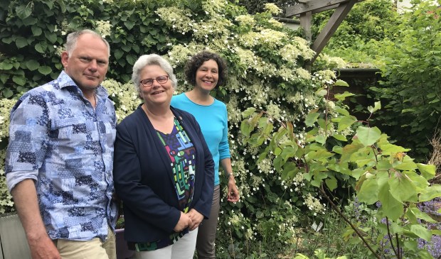 Van links naar rechts: Bert Metsemakers, wethouder Monique Lamers en Inez Milot. Foto: gemeente Voorschoten