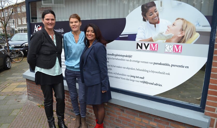 Lynette de Vries (l.) met haar businesspartner Roelie Dröge (m.) en klant Astrid Goercharn (r.) voor het pand van AG Mondhygiënistepraktijk, waarvoor zij de marketing en communicatie verzorgt (foto: Inge Koot).