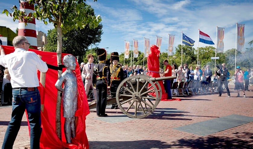 Op het voorplein van Madurodam werden beelden onthuld van de 10-jarige George Maduro en de volwassen Maduro in zijn huzarenuniform (foto: Studio Oostrum).