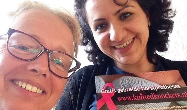 Corry Kusters en Hozam Amedi (r.) van Knitted Knockers (foto: pr).