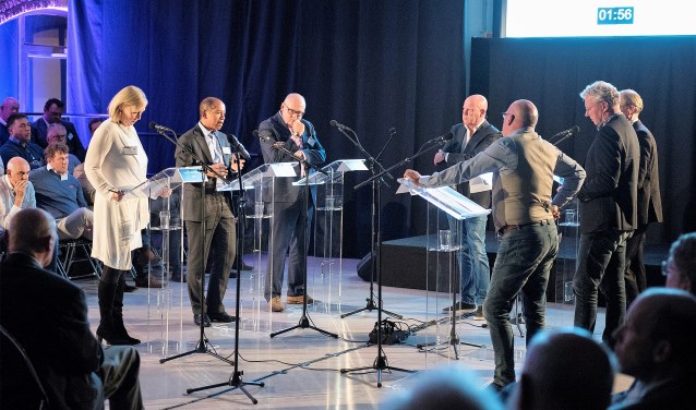 Het Politiek Sportcafé onder leiding van Frits Wester was het eerste debat in aanloop naar de gemeenteraadsverkiezingen van maart volgend jaar (tekst: Inge Koot; foto: Michel Groen).