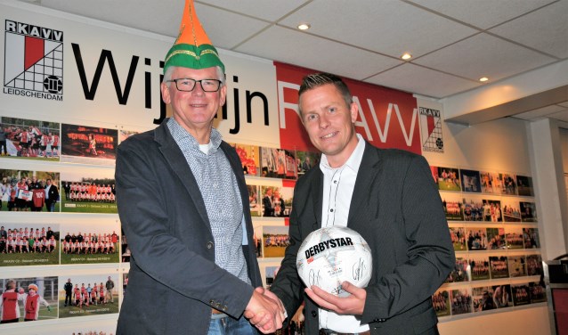 Damzwabber-voorzitter Raymond v.d. Meer (r.) en RKAVV-voorzitter Frans v. Rossen verheugen zich op de samenwerking (foto: Jelle Abma).