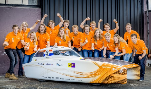 Het Nuon Solar Team met Nuna 9. In het midden de Voorburgse teamcaptain Sander Koot (foto: Jorrit Lousberg).