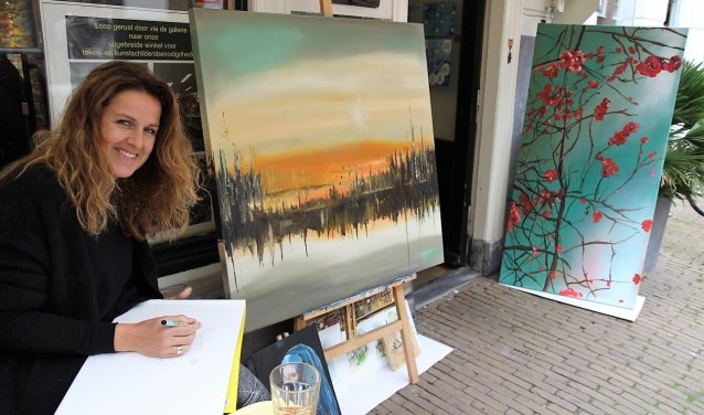 Op diverse plaatsen in het Huygens Kwartier stonden kunstenaars te tekenen en te schilderen voor de teken- en schilderwedstrijd (foto: Ap de Heus).
