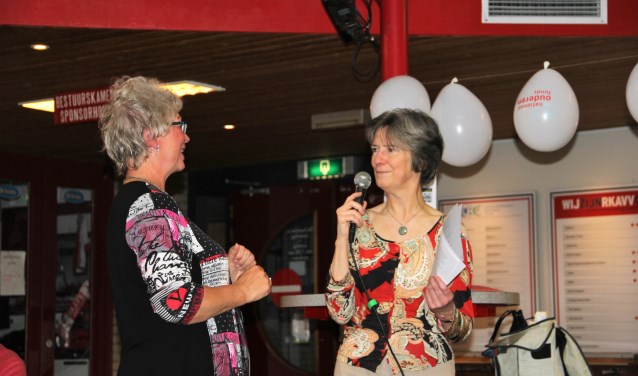 Een vrijwilligster bedankt Maria v.d. Akker voor haar tomeloze inzet (foto: pr).