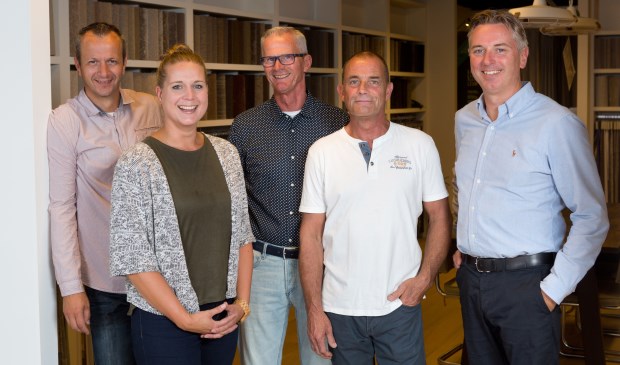 Het team van Van der Goes. Van links naar rechts: stoffeerder Rob, woonstyliste Melissa, verkoper Ben, stoffeerder Martin en eigenaar Perry.