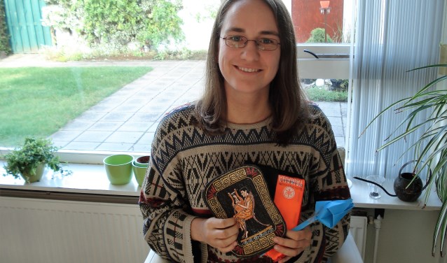 Fran met enkele 'souvenirs'die zij overhield aan haar werkzaamheden in vluchtelingenkampen (foto: Naomi Defoer).