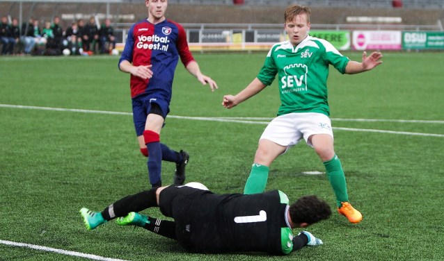 asper Koning (SEV rechts) komt hier net tekort, maar scoorde zaterdag 2x en gaf 2 assists (foto: PR SEV/Rik Driessen).