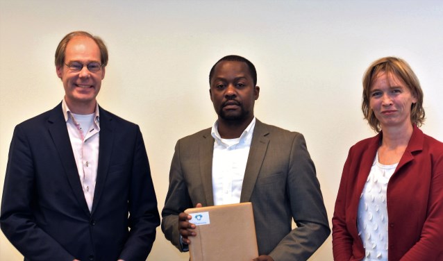 Ewing nam felicitaties van de wethouder in ontvangst in het bijzijn van Marielies Schelhaas van Unesco Nederland (foto: pr).
