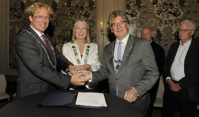 De drie burgemeesters, Arnoud Rodenburg, Francisca Ravenstein en Edo Haan ondertekenden in het Gemeenlandshuis in Maassluis.