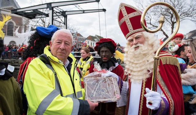 De Sint had iets lekkers meegebracht voor Jan, namelijk een chocolade tableau met een ophaalbrug erop (foto: Michel Groen).