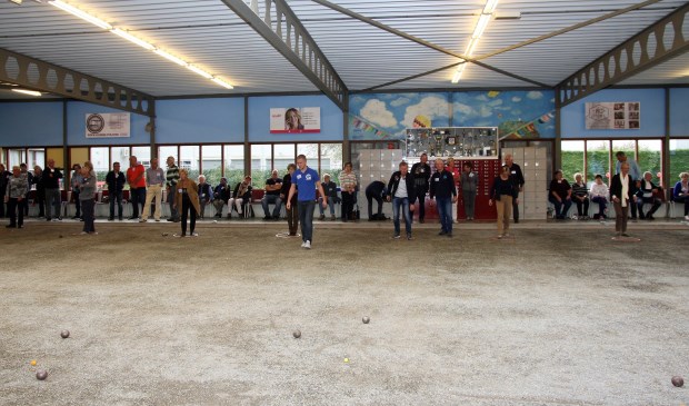 In het Boul-O-Drome aan het Fluitpolderplein oefenen klasjes van 4 tot 6 deelnemers onder begeleiding van hun coach (foto: pr).