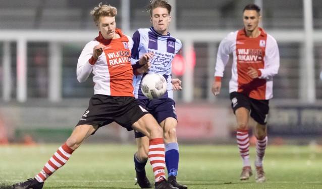 Debutant Luca Weekhout (RKAVV) duelleert met Edoardo Saurwalt (Forum Sport, ex-SEV); achter hen Wassim Bachar (foto: PR RKAVV/Hans v.d. Valk).