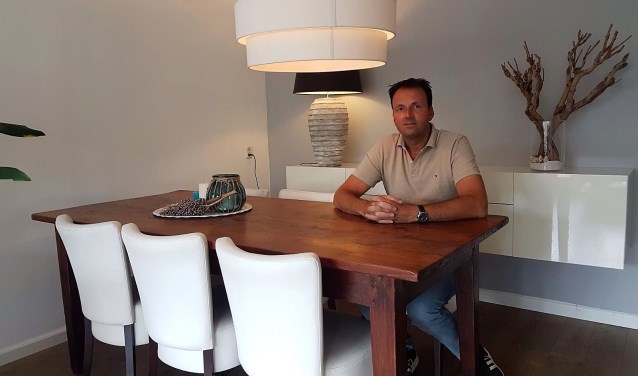 Carl Post aan tafel. Hij reist op 6 januari af naar Mexico om de behandeling te laten uitvoeren.