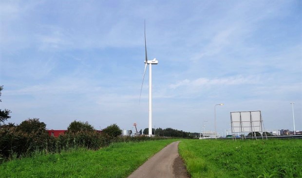 De windturbine gezien vanaf de rijksweg (foto: Ap de Heus).