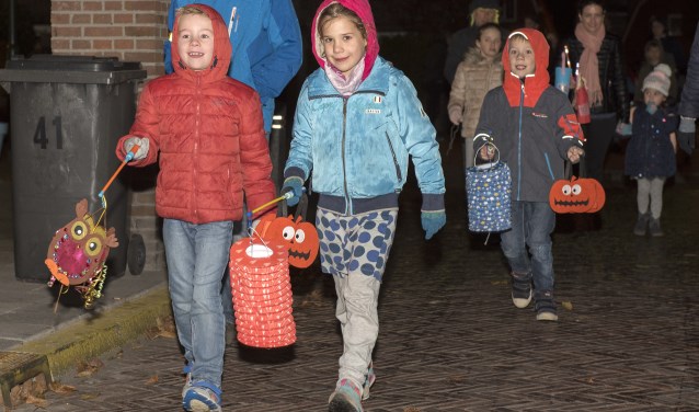 Veel kinderen liepen op St. Maarten weer mee in de lampionnenoptocht naar de St. Martinuskerk (foto: Michel Groen).