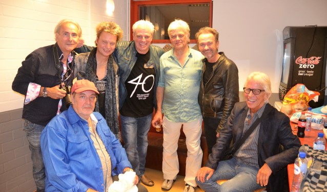 Hans Vermeulen (zittend links) met bekenden uit de Voorburgse en Haagse popscene (foto: Martin Reitsma).