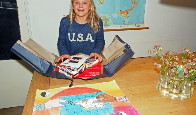 Vakjuryprijs Tess Veldhuis van De Vijverhofschool, met de prijs, de tekendoos (foto: Marianne Knijnenburg).