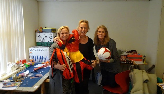 De Voorschotense wethouders Inge Zweers (l.)en Inge Nieuwenhuizen (m.) met opbouwwerkster Mirjam Stichter van WOeJ (foto: Ap de Heus).