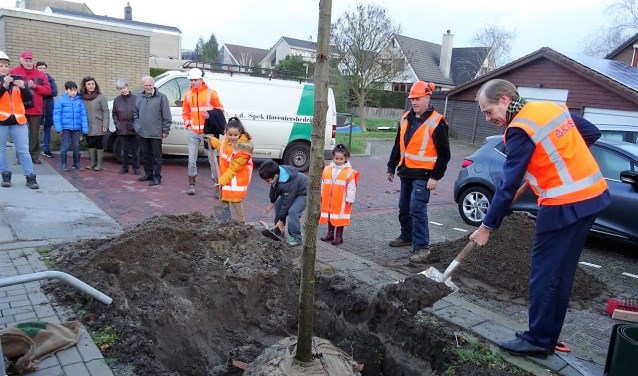 Samen met leerlingen van De Zonnewijzer plantte wethouder Floor Kist de eerste boom aan de Landlustlaan (foto: Ap de Heus).