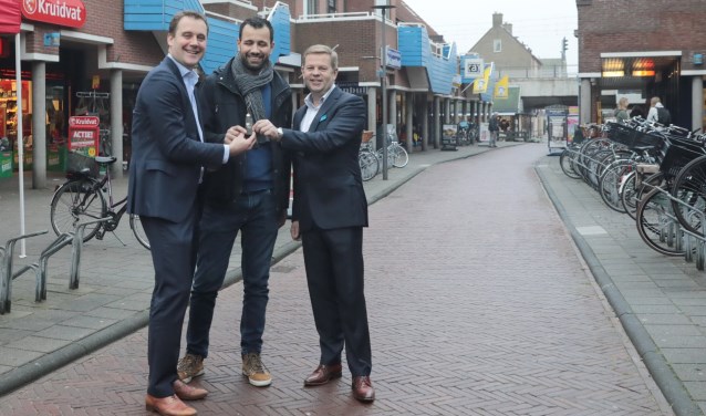 Wethouder Marc Rosier, Brahim Ait Rian, fietsenhandelaar en Adriaan Wolffgramm van AH De Leyens (v.l.n.r.). Foto: Jan van Es