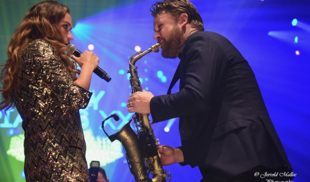 Grootste kerstborrel van Nederland met Funky Pianos, OG3NE, Re-play en Mike Peterson. Op de foto Nicky v.d. Kuyp met Pepijn Mol van Funky Pianos. Tekst en foto: Jerrold Mallee