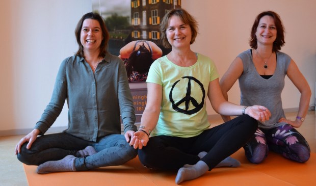 Jubine Nijmeijer, Anke de Hoop en Saskia Pinna-van Oyen in de yogazaal van Yogastudio Running Buddha (foto: Inge Koot).
