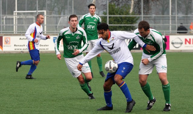 Paul Janssen (SEV; links) scoorde 1-0. Roland Groeneweg zet zijn man vast (foto: AW).