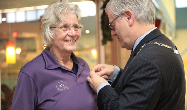 Els van der Hoek en burgemeester Charlie Aptroot. Foto: Jan van Es