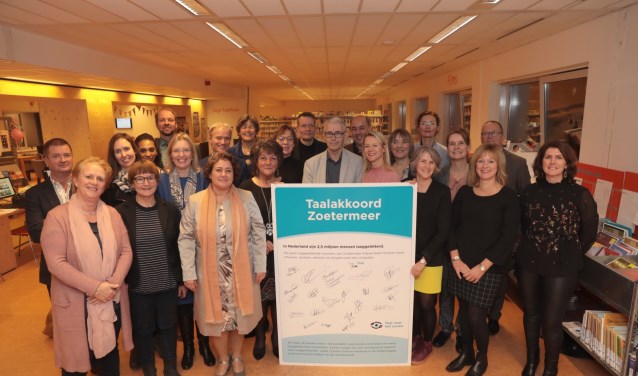Wethouder Isabelle Vugs en vertegenwoordigers van 25 Zoetermeerse organisaties en werkgevers na ondertekening van het Taalakkoord. Foto: Jan van Es