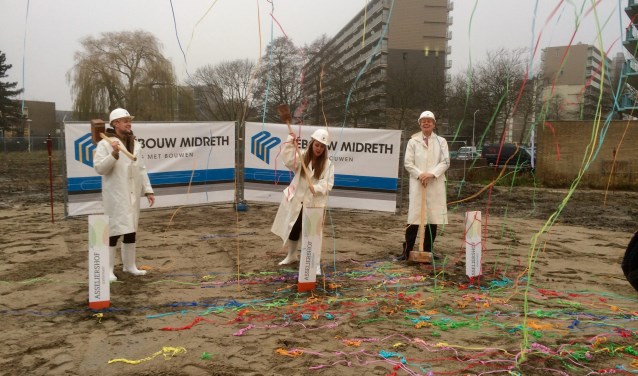 Toekomstige bewoners hebben samen met wijkwethouder Taco Kuiper van de gemeente Zoetermeer het feestelijke startsein gegeven. Foto: pr