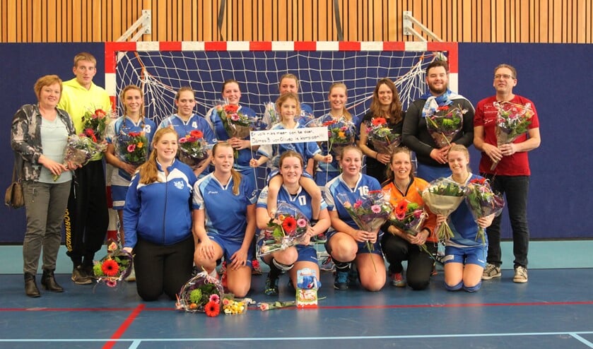 Feestvreugde bij spelers, coaches en trainers van Dames 3: José Massar, Kevin van der Hoeven, Jade van der Kleij, Mandy Crijnen, Bente Winkelman, Kelly van Velzen, Britt Kleinee, Dewi van der Lans, Joban van Driel, Paul Crijnen, Robbie Oudshoorn, Anouk Krempel, Gabriëlla ten Hacken, Merel van der Krogt, Miriam van Gestel en Kim Vollebregt. (foto Mieke van Veen)