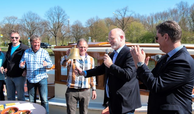 Wethouder Frank Rozenberg gaf de officiële aftrap voor het toeristisch (vaar)seizoen door het luiden van de bel (foto: Michel Groen).