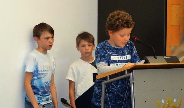 Serge van Lemmel en vrienden Stef en Bram Kerkemeijer hielden een pleidooi voor een groter schoolplein (foto: Ap de Heus).
