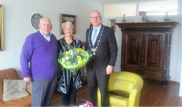 Het gouden echtpaar Stichter met burgemeester Klaas Tigelaar (familiefoto).