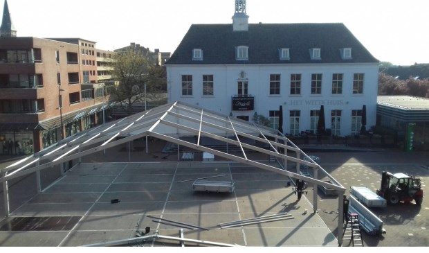 Donderdag is begonnen met de bouw van de grote feesttent. Foto: Ingrid
