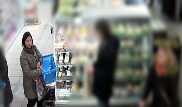 De vrouw (r.) die verdacht wordt van diverse gevallen van zakkenrollerij (beeld: politie LDVB).