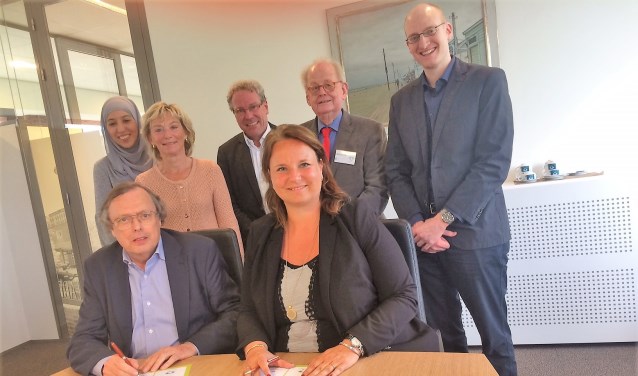Het convenant werd vorige week ondertekend door wethouder Stemerdink en mensen van de Stichting Leergeld (foto gemeente LDVB).